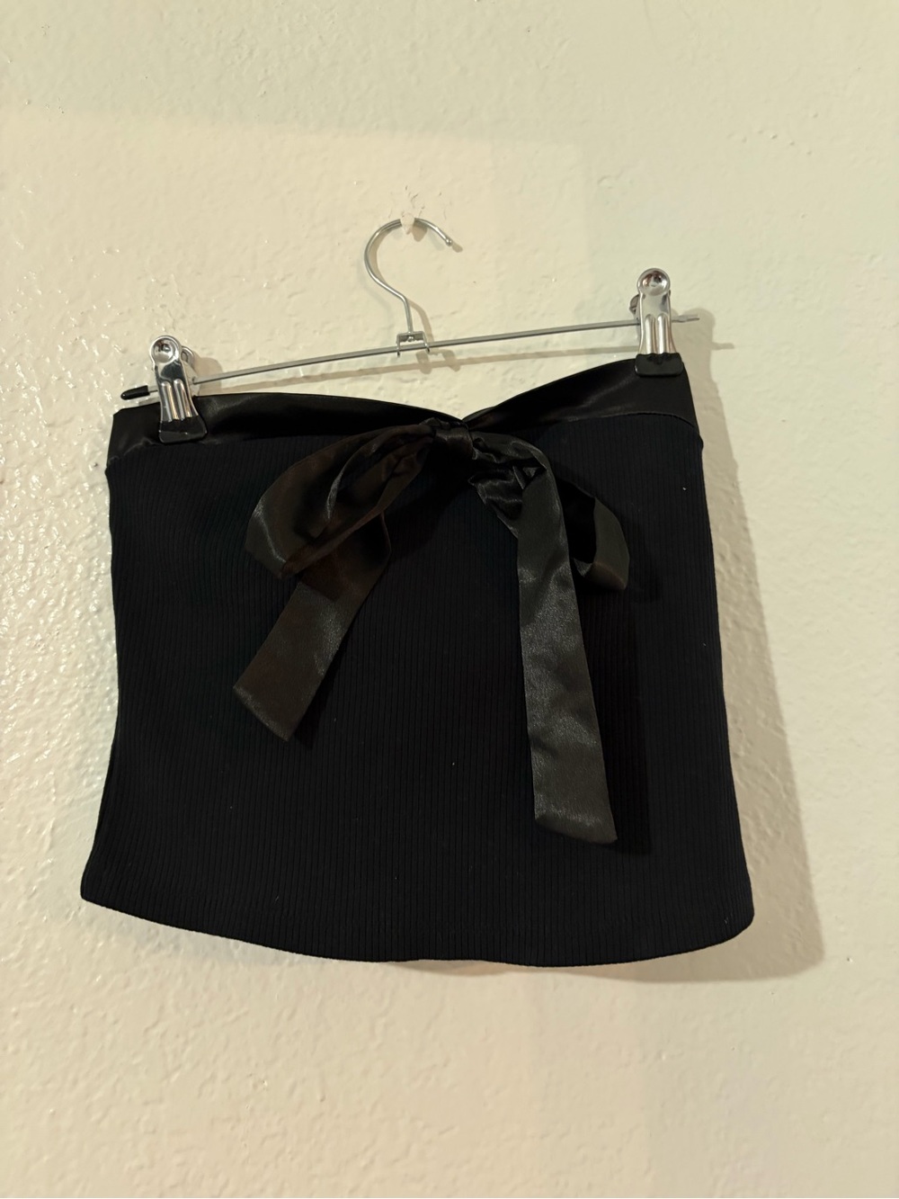 Black Ribbon-Detail crop top